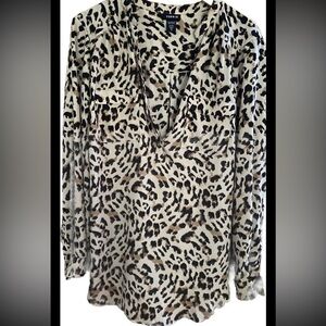 Womens Torrid size 1 long sleeve animal print 100% polyester V-neck